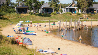 Vakantiepark Leukermeer in Limburg met gezinnen, zandstrand, waterpret en vakantiehuisjes.