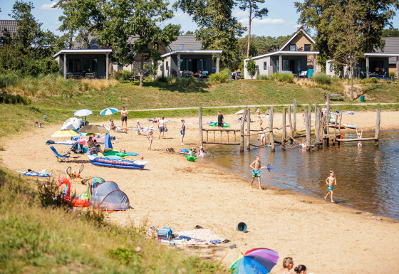 Feriepark Leukermeer i Limburg, Holland, med familier, børn og hytter ved sandstrand og sø.