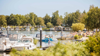 Boten en strandgangers bij Vakantiepark Leukermeer, een vakantiepark in Limburg, Nederland, in de zomer.