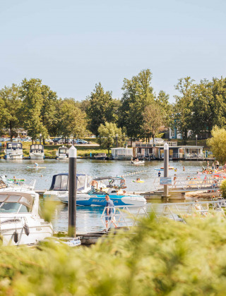 Boten en strandgangers bij Vakantiepark Leukermeer, een vakantiepark in Limburg, Nederland, in de zomer.