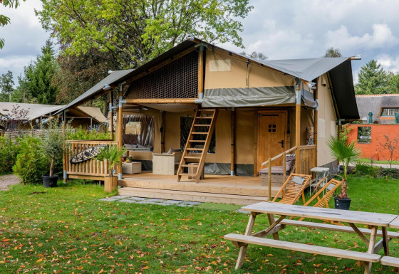 Tienda safari Ranger DeLuxe con jacuzzi en Camping Vossenberg, alojamiento de lujo en la naturaleza de los Países Bajos.