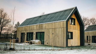 Moderne tiny house Unbrick One | Sauna bij Brinckerduyn in Nederland, omringd door lichte sneeuw.