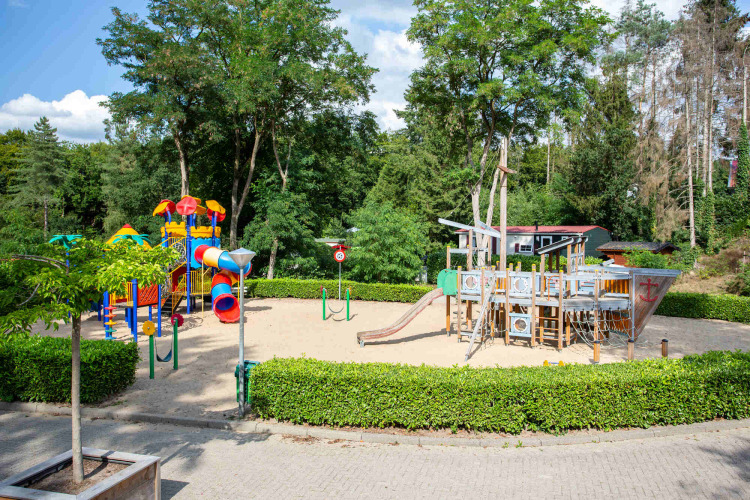 Aire de jeux au parc De Thijmse Berg à Utrecht, Pays-Bas, avec toboggans et un bateau pirate en bois.