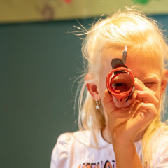 Un niño mira a través de un tubo de cartón en el parque vacacional De Thijmse Berg en Utrecht, Países Bajos.