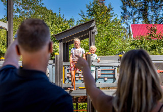 Genitori che salutano i figli al parco giochi del De Thijmse Berg holiday park a Utrecht, Paesi Bassi.