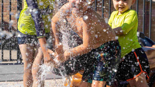 Niños jugando con agua en el parque vacacional De Thijmse Berg en Utrecht, Países Bajos, en verano.