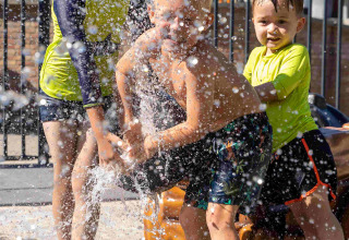 Bambini giocano con spruzzi d’acqua al parco vacanze De Thijmse Berg a Utrecht nei Paesi Bassi.