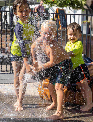 Niños jugando con agua en el parque vacacional De Thijmse Berg en Utrecht, Países Bajos, en verano.