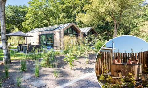 Tiny house Lodge Royal Eco Wellness con jacuzzi rodeado de vegetación en Résidence Lage Vuursche, Países Bajos.