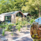 Lille Lodge Royal Eco Wellness med udendørs spabad og grønne omgivelser i Résidence Lage Vuursche, Holland.