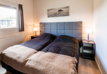 Chambre double confortable à Berkenhoeve, Résidence Lichtenvoorde, avec déco moderne et lumière tamisée.