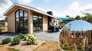 Lodge Berkenhoeve Wellness moderno con terraza exterior y personas disfrutando de un jacuzzi privado.