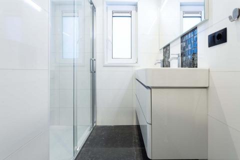 Moderne badkamer met glazen douche, grote wastafel en raam bij Berkenhoeve Wellness, Résidence Lichtenvoorde.