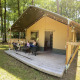 Safari-telt ved Holiday Park Bonte Vlucht i Holland med familie, der slapper af på terrassen i skoven.