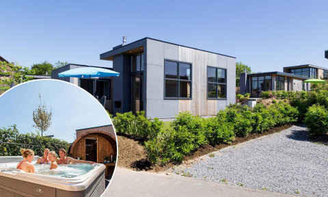 Cabañas modernas en Résidence Valkenburg, Países Bajos, con familia disfrutando de un spa en Z Module Wellness.