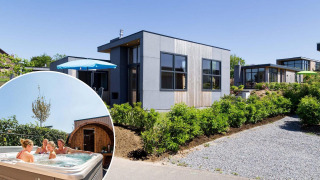 Cabañas modernas en Résidence Valkenburg, Países Bajos, con familia disfrutando de un spa en Z Module Wellness.