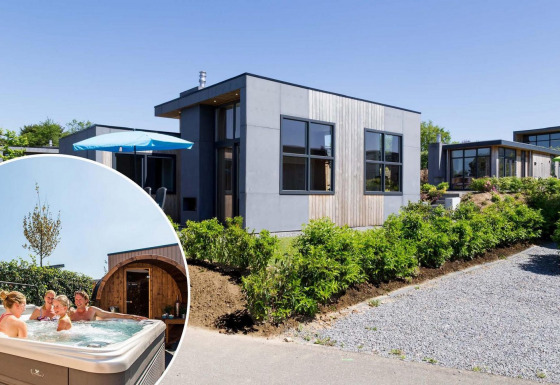 Cabañas modernas en Résidence Valkenburg, Países Bajos, con familia disfrutando de un spa en Z Module Wellness.