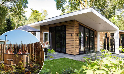 Moderne lodge ved navn Silva Wellness med træfacade og hottub i haven, omgivet af grønt og folk der slapper af.