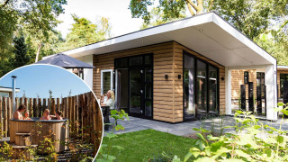 Moderne Silva Wellness lodge met houten gevel, ruim terras en buiten hottub in de tuin met ontspannende gasten.