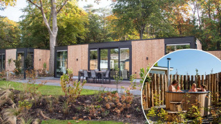 Moderno lodge Veluwehoeve Wellness con bañera de hidromasaje en Bospark Ede, Países Bajos, rodeado de naturaleza.