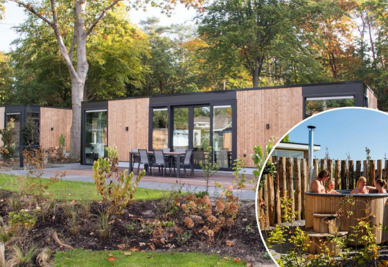 Moderno lodge Veluwehoeve Wellness con bañera de hidromasaje en Bospark Ede, Países Bajos, rodeado de naturaleza.