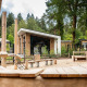 Børnevenlig legeplads i naturligt trædesign ved Silva lodge på Resort Veluwe, Holland, omgivet af skov.