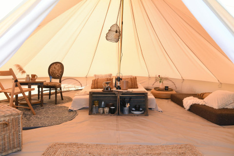 Binnenkant tipi-tent sfeervol ingericht bij Smûk Lytse Bell Tent, Smûk Recreatie, Nederland, gezellige sfeer.