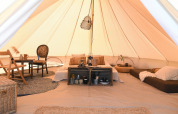 Innenansicht eines gemütlich eingerichteten Tipi-Zelts bei Smûk Lytse Bell Tent, Smûk Recreatie, Niederlande.
