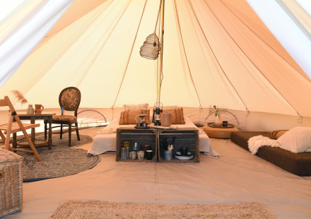Interieur van sfeervol ingerichte tipi-tent bij Smûk Lytse Bell Tent, Smûk Recreatie, Nederland, gezellige inrichting.