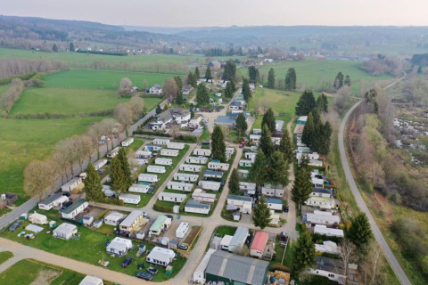 Vista aérea del parque vacacional Camping Oos Heem en Lieja, Bélgica, rodeado de campos verdes y árboles.