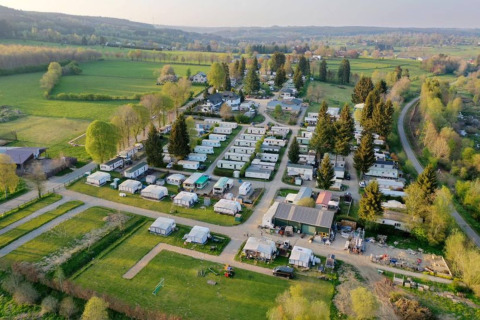 Vista aerea del Camping Oos Heem, un villaggio vacanze con roulotte e spazi verdi a Liegi, Belgio.