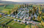 Vista aerea del Camping Oos Heem, un villaggio vacanze con roulotte e spazi verdi a Liegi, Belgio.