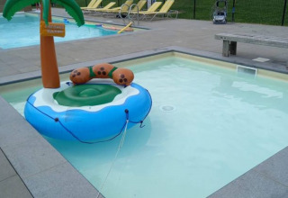 Piscina per bambini con isola gonfiabile a palma al Camping Oos Heem, villaggio vacanze a Liegi, Belgio.