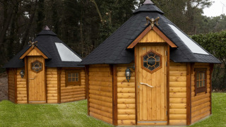 Deux maisons en bois octogonales avec toits noirs sur pelouse à Finse Kota, Costa Kabrita, aux Pays-Bas.