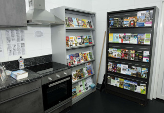 Keukenzone bij Costa Kabrita vakantiepark, Noord-Brabant, Nederland, met rekken vol brochures.
