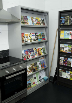 Área de cocina en Costa Kabrita, parque vacacional en Brabante Septentrional, Países Bajos, con estantes de folletos.