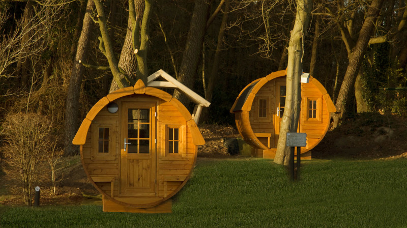 Zwei runde Tiny Houses namens Wijnvat stehen im Wald bei Costa Kabrita in den Niederlanden.