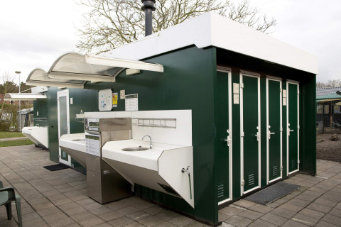 Moderne sanitaire voorzieningen en buitenwastafels aan Costa Kabrita in Noord-Brabant, Nederland.