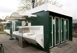 Moderne offentlige toiletter og håndvaske ved Costa Kabrita feriepark i Nord-Brabant, Holland.