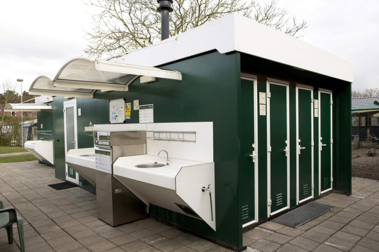 Moderne toiletten en wastafels bij vakantiepark Costa Kabrita in Noord-Brabant, Nederland.
