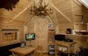 Interno della tiny house Finse Kota presso Costa Kabrita nei Paesi Bassi, con arredo in legno caldo.
