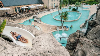 Wasserrutsche und Pool im Camping Castel L'Orangerie de Lanniron, Ferienpark in der Bretagne, Frankreich.