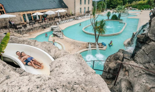 Wasserrutsche und Pool im Camping Castel L'Orangerie de Lanniron, Ferienpark in der Bretagne, Frankreich.