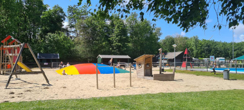 Parque infantil con almohadilla de salto colorida en Vakantiepark 't Urkerbos, Flevoland, Países Bajos.