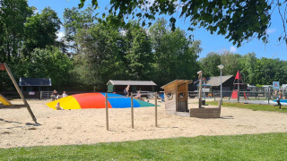 Parque infantil con almohadilla de salto colorida en Vakantiepark 't Urkerbos, Flevoland, Países Bajos.