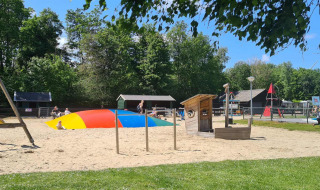Parque infantil con almohadilla de salto colorida en Vakantiepark 't Urkerbos, Flevoland, Países Bajos.