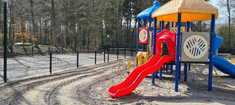 Spielplatz mit bunten Rutschen und Geräten im Vakantiepark 't Urkerbos, Flevoland, Niederlande.