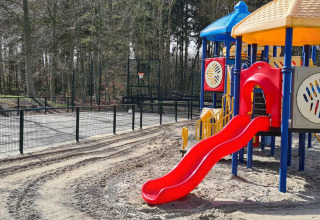 Spielplatz mit bunten Rutschen und Geräten im Vakantiepark 't Urkerbos, Flevoland, Niederlande.
