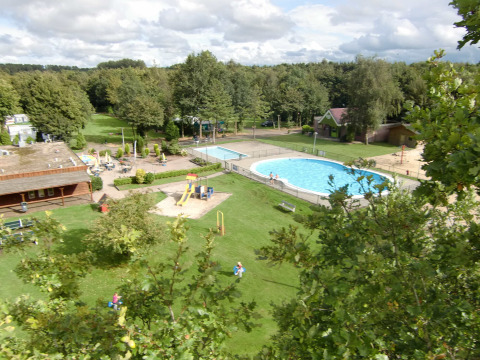 Vista sul parco vacanze con piscina, parco giochi e aree verdi al Vakantiepark 't Urkerbos, Flevoland, Paesi Bassi.