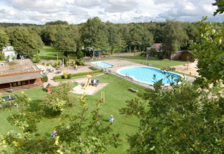 Vakantiepark met zwembad, speeltuin en groene zones in Vakantiepark 't Urkerbos, Flevoland, Nederland.